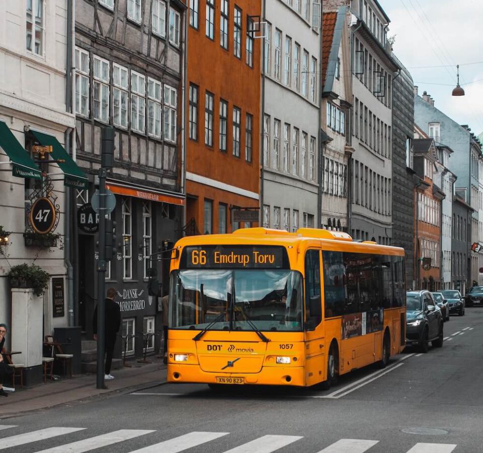 Dlaczego autobusy są wygodną formą dotarcia do Niemiec - jakie są wady i zalety względem innych rozwiązań?