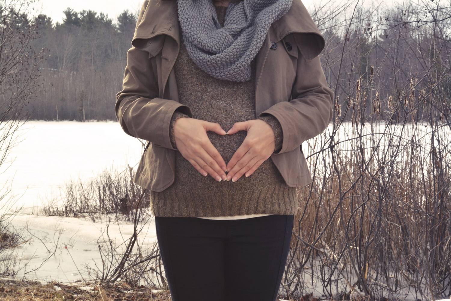 Jak właściwie dopasować spodnie ciążowe?
